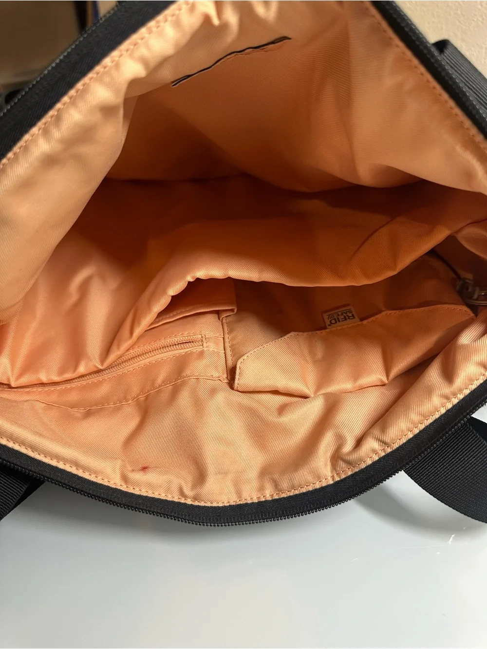 Pacsafe Travel Tote Bag -black